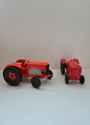Vintage traktoren, 2 stuks, merk: Traktor, staat: Heel goed, maat: Universeel, € 12,75, € 14,09 inclusief Kopersbescherming