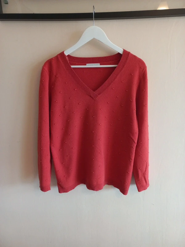 Pull orange à col V