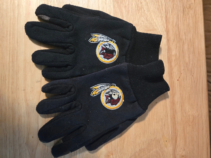 Washington Redskins gloves 1