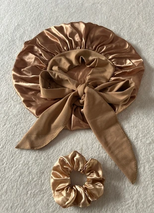 Offre Spéciale à prix tout doux pack satin bonnet + scrunchie doré, staat: Heel goed, € 6,90, € 7,95 inclusief Kopersbescherming Pro