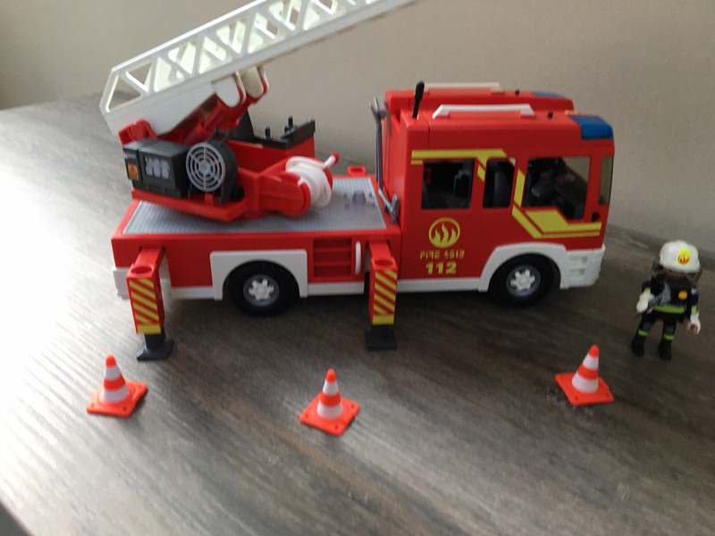Camion de pompiers avec échelle pivotante, Playmobil