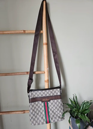 Sac bandoulière Delika – Motif monogramme marron – Style chic et pratique, brand: Delika, condition: Very good, €10.00, €11.20 includes Buyer Protection