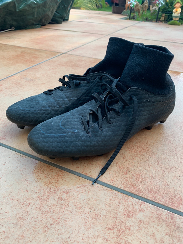 Black and blue nike hypervenom shop