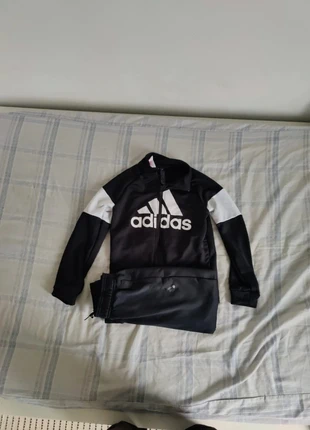 Ensemble Adidas enfant – Taille 7-8 ans –bon état, marke: adidas, zustand: Gut, größe: 7 Jahre / 122, 4,00 €, 4,90 € inklusive Vinted-Käuferschutz