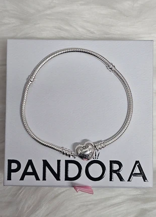 Bracciale Moments con chiusura Cuore, brand: Pandora, condizioni: Nuovo senza cartellino, €50.00, €53.20 include la Protezione acquisti