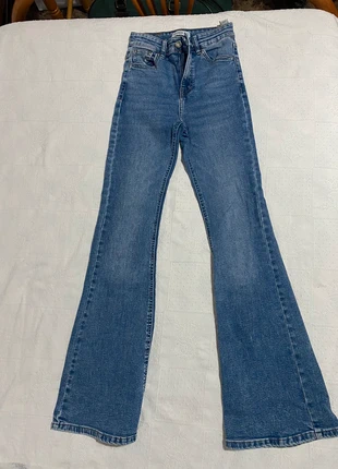 Vaquero flare, marca: Pull & Bear, estado: Muy bueno, tamaño: XS / 34 / 6, 10,00 €, 11,20 € Protección al comprador incluida