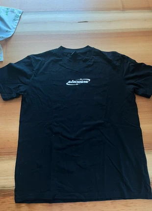 Schwarzes Tshirt mit Print, marke: New Yorker, zustand: Gut, größe: M, 2,50 €, 3,33 € inklusive Vinted-Käuferschutz