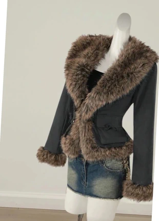 Veste courte gris foncé cintrée bordures fausse fourrure - style y2k rock chic, marke: friperie chic, zustand: Sehr gut, größe: S / 36 / 8, 50,00 €, 53,20 € inklusive Vinted-Käuferschutz