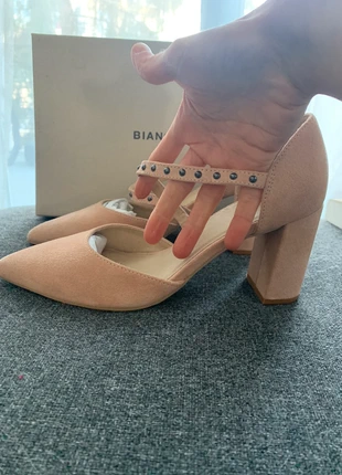 Escarpins à bride, talons carrés et bout pointus nude en cuir retourné 39 Bianco, marque: Bianco, état: Neuf sans étiquette, taille: 39, 12,00 €, 13,30 € Protection acheteurs incluse