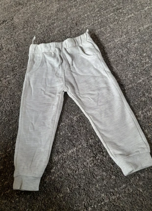 Grijze jogging, merk: C&A, staat: Heel goed, maat: 18-24 maanden / 86 cm, € 1,50, € 2,28 inclusief Kopersbescherming