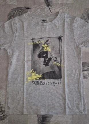 Tee-shirt, merk: Kiabi, staat: Heel goed, maat: 6 jaar / 116 cm, € 2,00, € 2,80 inclusief Kopersbescherming