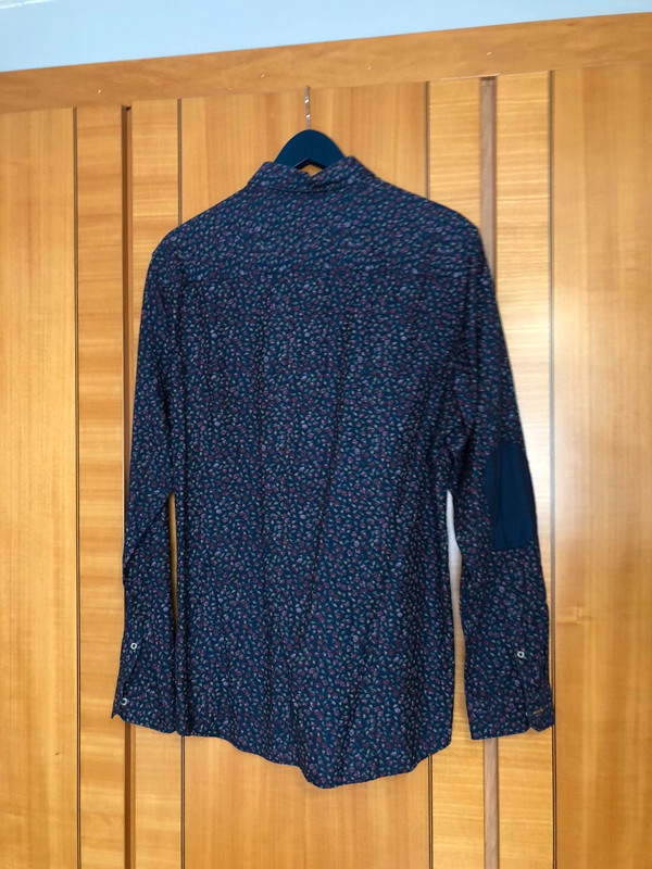 Camisa azul oscuro con de flores Pull and Bear talla L - Vinted