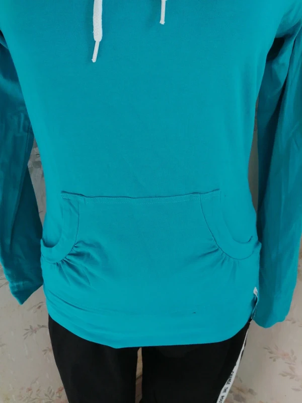 Sweat à capuche fin bleu turquoise avec lien et broderie / crique privee / (L) - photo numéro 5