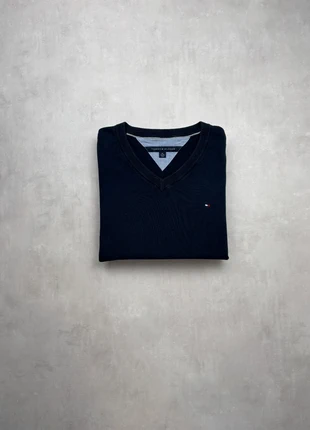 Pull Tommy Hilfiger – Col en V bleu marine – Taille XL I SKU : 000366, brand: Tommy Hilfiger, condizioni: Ottime, taglia: XL, €18.00, €19.60 include la Protezione acquisti