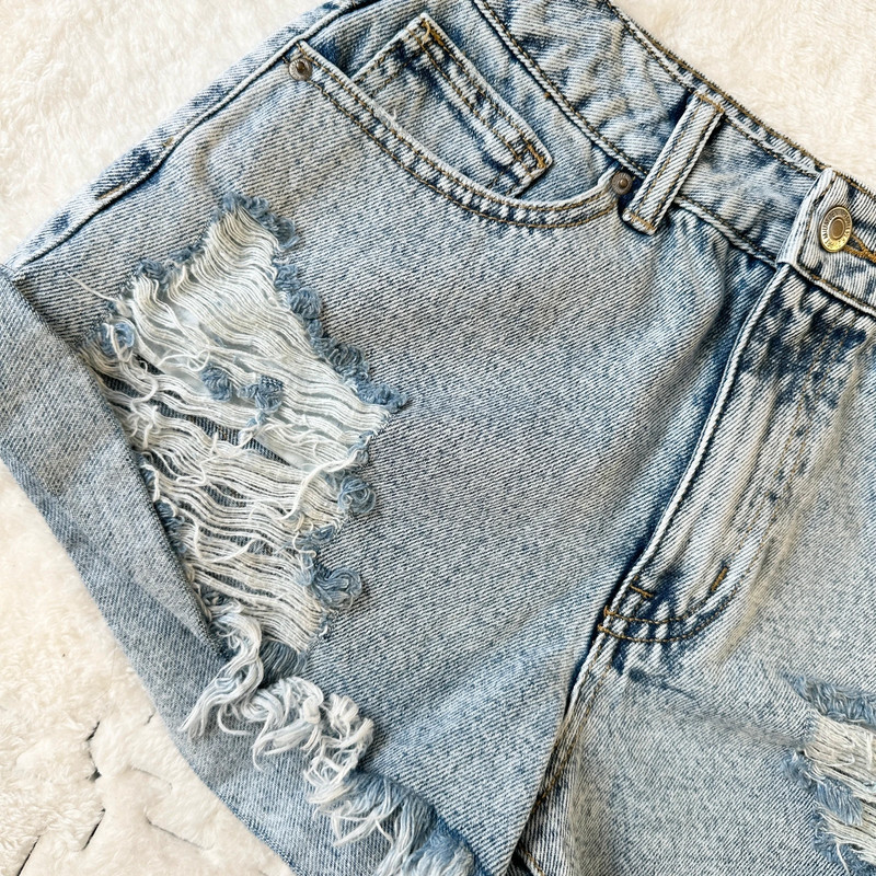 Forever 21 blue washed highwaisted distressed denim shorts, size 27 2