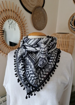 Camaieu / Foulard écharpe Chèche Bohême 100% coton noir et blanc à motifs et pompons 95x105 cm, merk: Camaïeu, staat: Heel goed, € 5,00, € 5,95 inclusief Kopersbescherming Pro