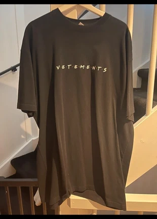 Vetements Friends L, marque: Vetements, état: Neuf sans étiquette, taille: L, 250,00 €, 263,20 € Protection acheteurs incluse