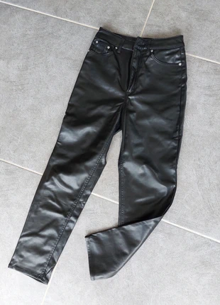 Pantalon simili noir, marca: Divided, estado: Muito bom, tamanho: S / 36 / 8, €5.00, €5.95 inclui Proteção do Comprador