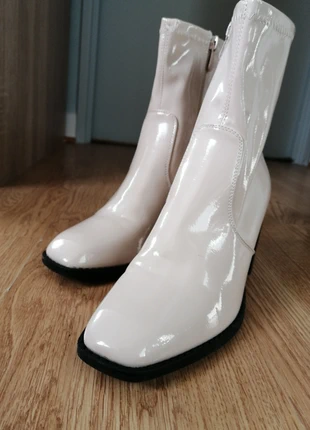 Bottines vinyle crème Erynn, neuves, merk: ERYNN, staat: Nieuw zonder prijskaartje, maat: 39, € 9,00, € 10,15 inclusief Kopersbescherming