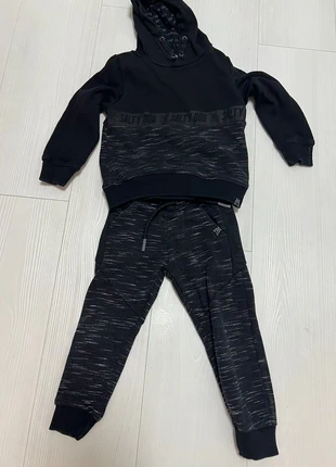 We jongens setje, brand: WE, condizioni: Ottime, taglia: 4 anni / 104 cm, €15.00, €16.45 include la Protezione acquisti