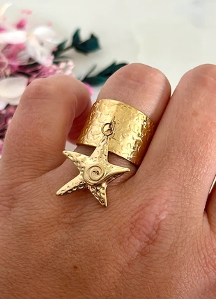 Bague ajustable dorée large martelée avec breloque étoile de mer - Acier Inoxydable, marke: Boutique Parisienne, zustand: Sehr gut, größe: Größenverstellbar, 18,00 €, 19,60 € beinhaltet Vinted-Käuferschutz Pro