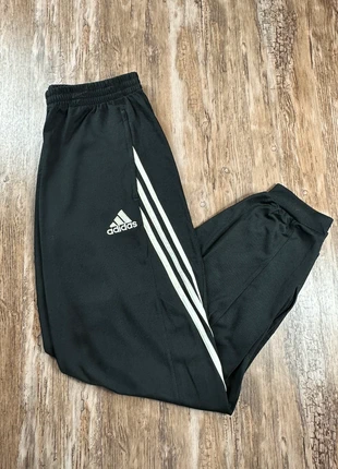Jogging adidas noir logo brodé avec poches a tirette et tirettes au chevilles | Taille M, marca: adidas, estado: Muy bueno, tamaño: M, 12,00 €, 13,30 € Protección al comprador incluida