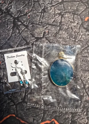 Parure pendentif et boucles d'oreilles en agate bleue, état: Neuf avec étiquette, 20,00 €, 21,70 € Protection acheteurs incluse