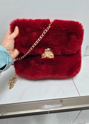 Sac à main bandoulière chaine fourrure rouge, marque: Je ne sais plus, état: Très bon état, 4,00 €, 4,90 € Protection acheteurs incluse