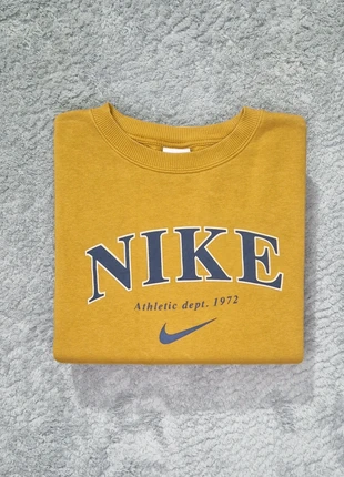 Pull crewneck nike vintage atheltic dept 1972 moutarde taille S logo floqué bleu marine, marca: Nike, estado: Muito bom, tamanho: S, €30.00, €32.20 inclui Proteção do Comprador Pro