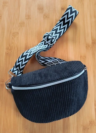 Sac banane noir velours côtelé bandoulière, merk: Boutique indépendante, staat: Heel goed, € 17,00, € 18,55 inclusief Kopersbescherming Pro