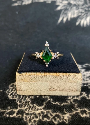 Bague dorée avec Zircon vert émeraude, état: Neuf sans étiquette, taille: 18,1 mm, 6,00 €, 7,00 € Protection acheteurs (Pro) incluse