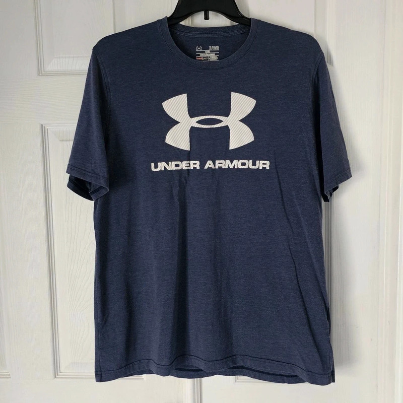 Navy muted blue under Armour tshirt
Size xl 1