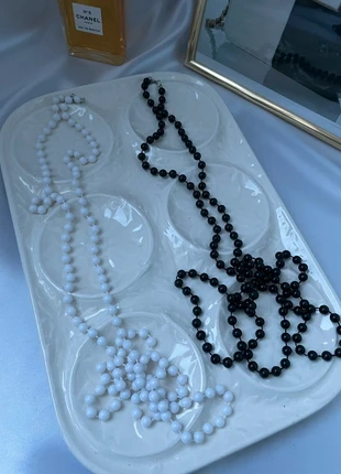 Colliers fils longues noires blanches , staat: Heel goed, € 25,00, € 26,95 inclusief Kopersbescherming Pro