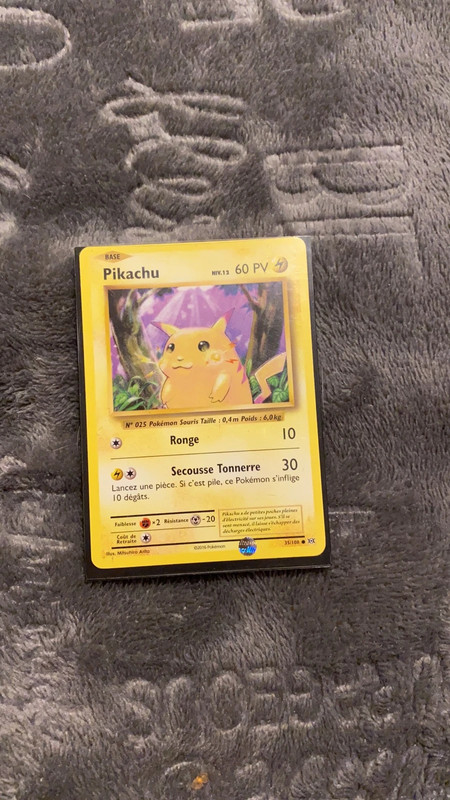 Carte pokémon Pikachu ultra rare 35/108