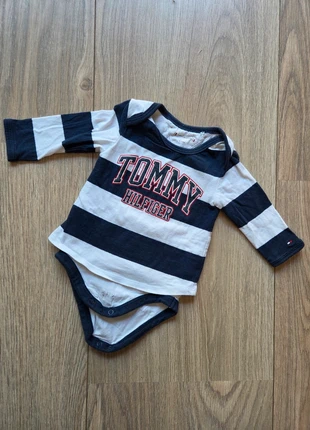 Romper, brand: Tommy Hilfiger, condizioni: Discrete, taglia: 3-6 mesi / 62 cm, €3.00, €3.85 include la Protezione acquisti
