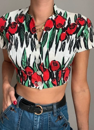 Chemisier court / crop top vintage blanc motif fleur rouge, vert et noir, merk: Vintage Dressing, staat: Heel goed, maat: XS / 34 / 6, € 20,00, € 21,70 inclusief Kopersbescherming Pro