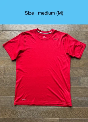 T-shirt de tennis Nike - taille M - tres bon état - rouge, marke: Nike, zustand: Sehr gut, größe: M, 9,99 €, 11,19 € beinhaltet Vinted-Käuferschutz Pro