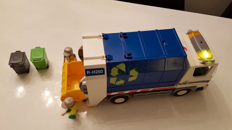 Camion de recyclage avec lumières