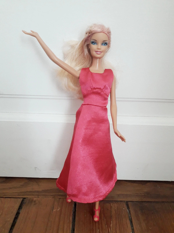poupée Barbie robe rose
