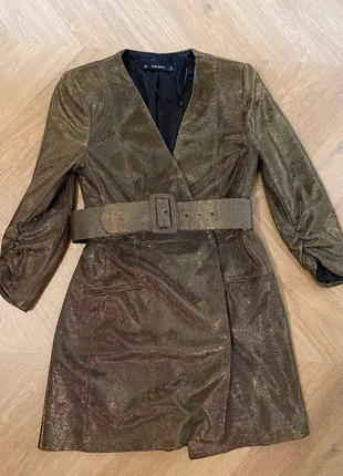 Robe blazer dorée noire à épaulettes avec ceinture amovible - taille M - Zara, marque: Zara, état: Très bon état, taille: M / 38 / 10, 25,00 €, 26,95 € Protection acheteurs incluse