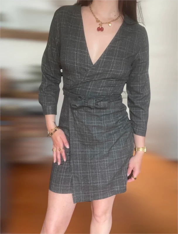 Robe portefeuille grise à carreaux chic élégante décolleté sexy - photo numéro 2