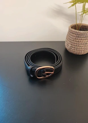 Ceinture en cuir noir / Boucle dorée / 110CM, staat: Heel goed, maat: 105 cm, € 8,00, € 9,10 inclusief Kopersbescherming Pro