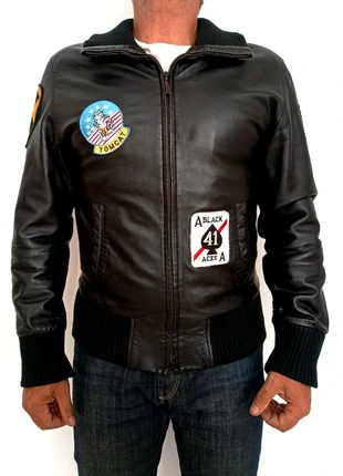Bomber cuero auténtico con emblemas talla S. Medidas indicadas en las fotos., marca: hifa, estado: Muy bueno, tamaño: S, 35,00 €, 37,45 € Protección al comprador incluida