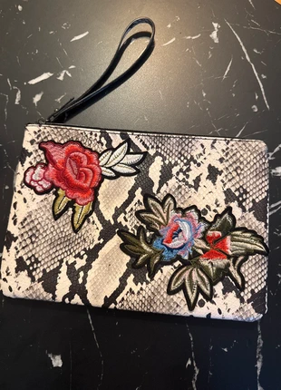 Stylische Clutch im Snake-Look mit Blumenstickerei, marke: MNG, zustand: Sehr gut, 11,00 €, 12,25 € inklusive Vinted-Käuferschutz