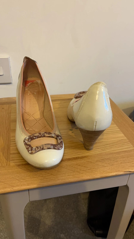 Hispanitas cream patent court shoe with comfy insole - Vinted