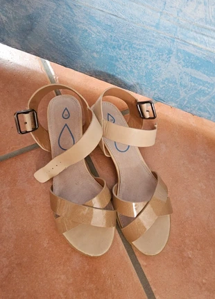 Sandales beiges , merk: Femme, staat: Nieuw zonder prijskaartje, maat: 36, € 10,00, € 11,20 inclusief Kopersbescherming