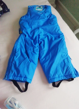 Combinaison de ski bébé +2 sous pull +1 paire de lunettes de soleil +2 paires de chaussettes., marke: Decathlon, zustand: Gut, größe: 9-12 Monate / 74, 3,00 €, 3,85 € inklusive Vinted-Käuferschutz