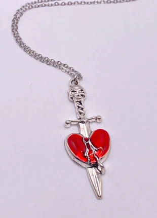 Bellissima collana in acciaio con ciondolo cuore trafitto da una spada, brand: nessuno, condizioni: Nuovo senza cartellino, €3.50, €4.38 include la Protezione acquisti