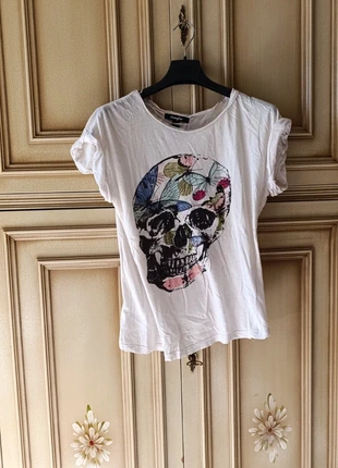 Maglietta bianca con teschio floreale, marque: Jennyfer, état: Très bon état, taille: M / 38 / 10, 3,20 €, 4,06 € Protection acheteurs incluse