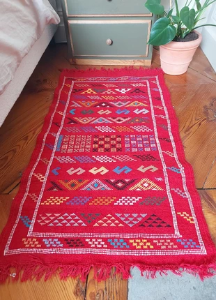 108 x 58 - Tapis kilim berbère à motifs ethnique rouge multicolore - Art décoratif du Maroc, marke: Artisseuse, zustand: Sehr gut, 49,90 €, 53,10 € beinhaltet Vinted-Käuferschutz Pro